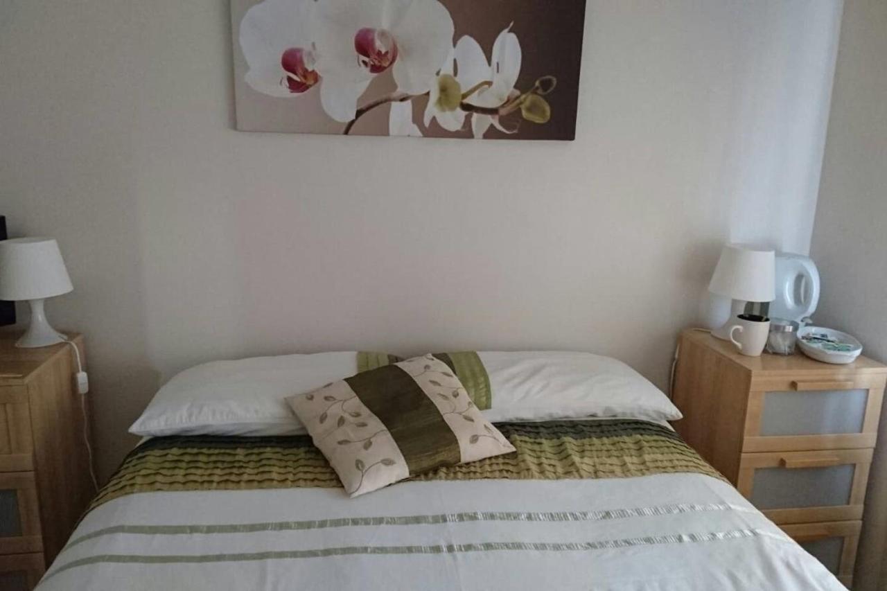 Apple House Heathrow Airport Guest house 3*