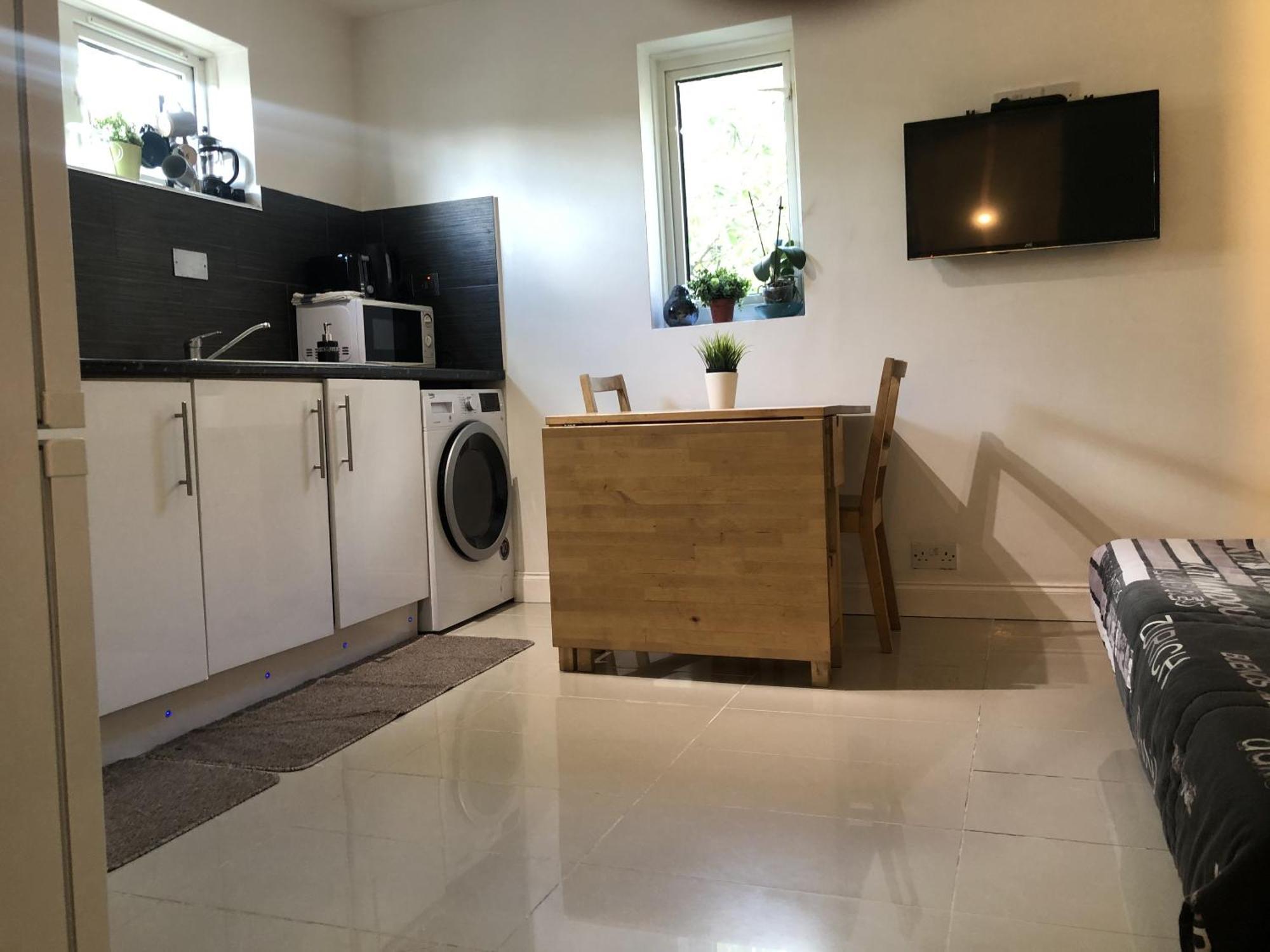 Apple House Heathrow Airport Guest house